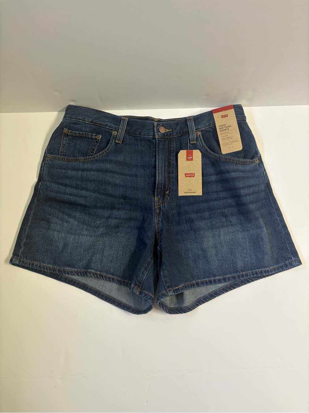 NWT Levi’s Cinch Mid Thigh Shorts Women’s Size 33 Medium Wash High Rise